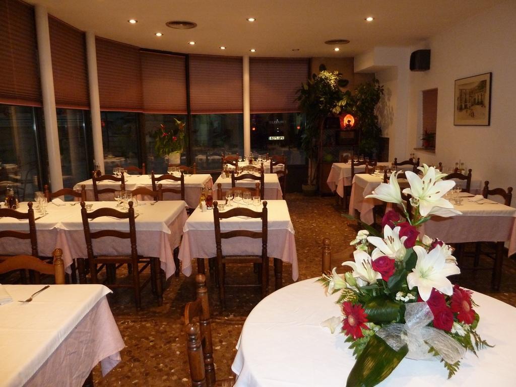 Restaurant Fonda Giralt Hotel Amer Exterior photo